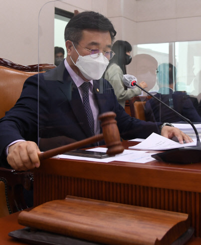 윤호중 국회 법사위원장이 23일 국회에서 열린 법제사법위원회 전체회의에서 의사봉을 두드리고 있다. 연합뉴스